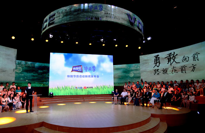 英语作文:学校想要找同学在公演中表演中国功