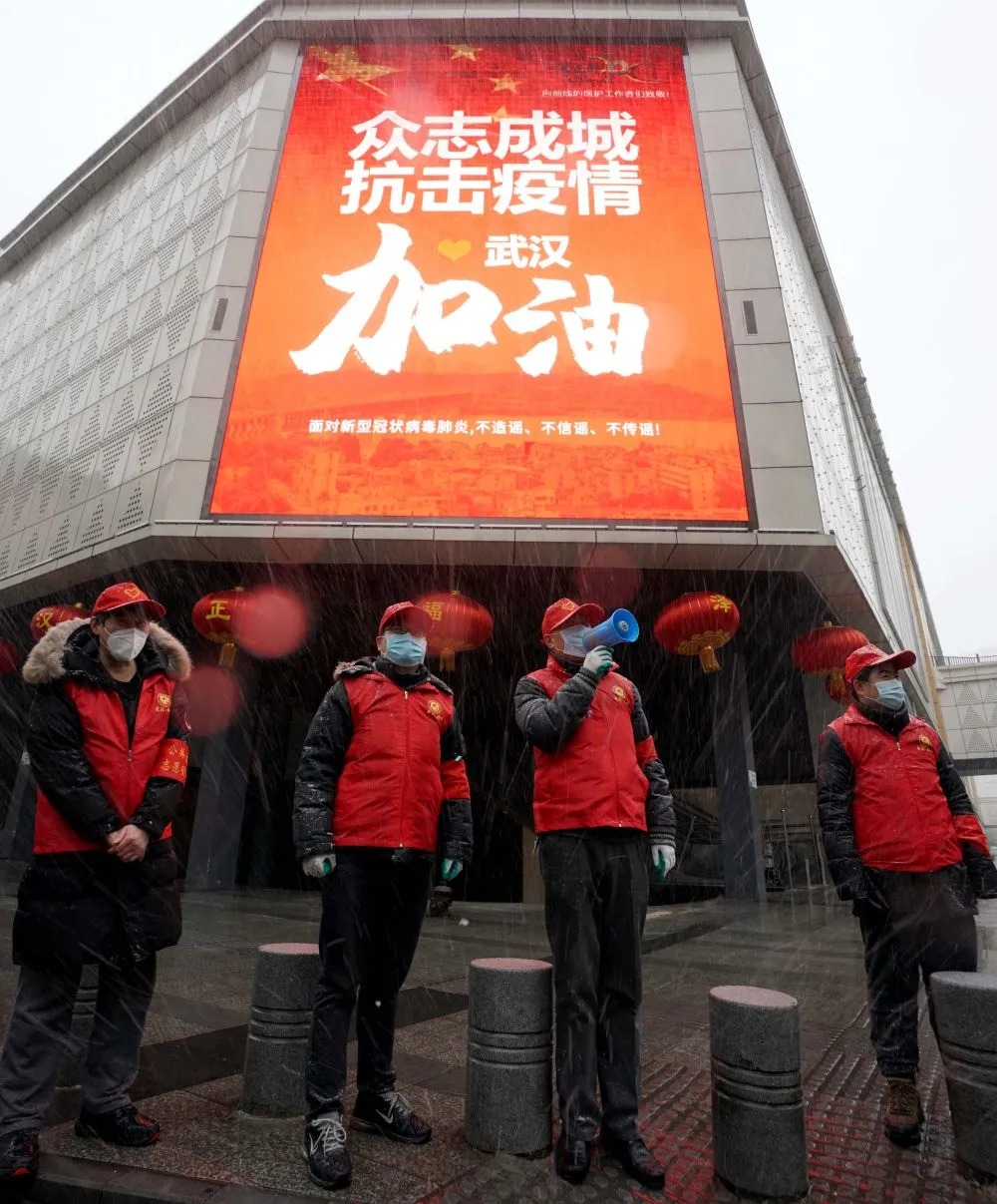 武汉市汉正街永宁社区的工作人员在街头进行防疫宣传（2月15日摄）。新华社记者 王毓国 摄