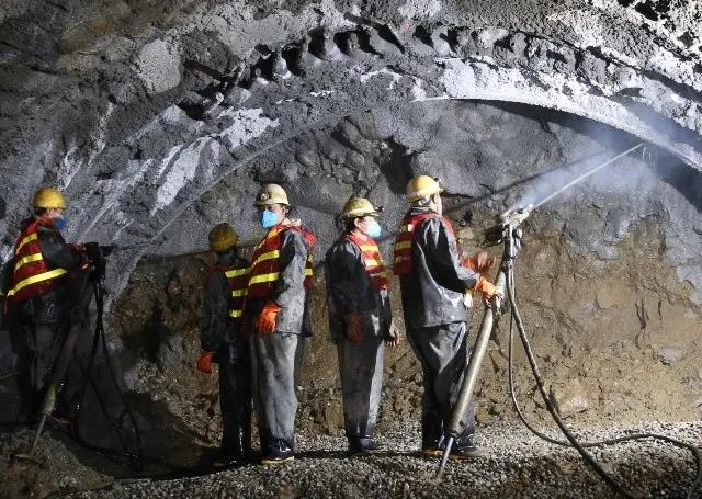 西藏拉林铁路米林隧道全长11.56公里，不仅是拉林铁路全线的重难点工程之一，也是地质条件最为复杂的隧道之一。据项目负责人介绍，米林隧道计划于今年3月底贯通，为确保工程进度，眼下，施工人员正在掘进开挖最后30米。西藏日报社记者 姚海全 摄