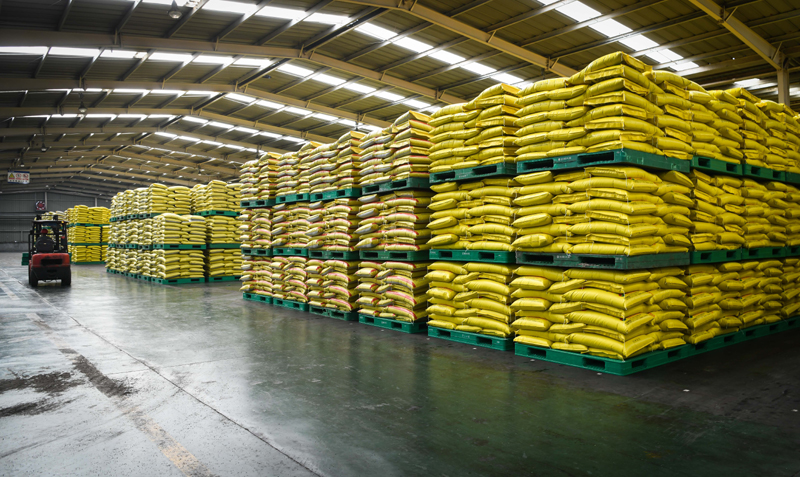 宜都兴发化工有限公司包装车间里，工人在打包存放磷肥产品（3月20日摄）。新华社记者 程敏 摄