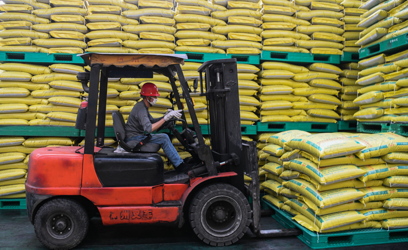 宜都兴发化工有限公司包装车间里，工人在打包存放磷肥产品（3月20日摄）。新华社记者 程敏 摄