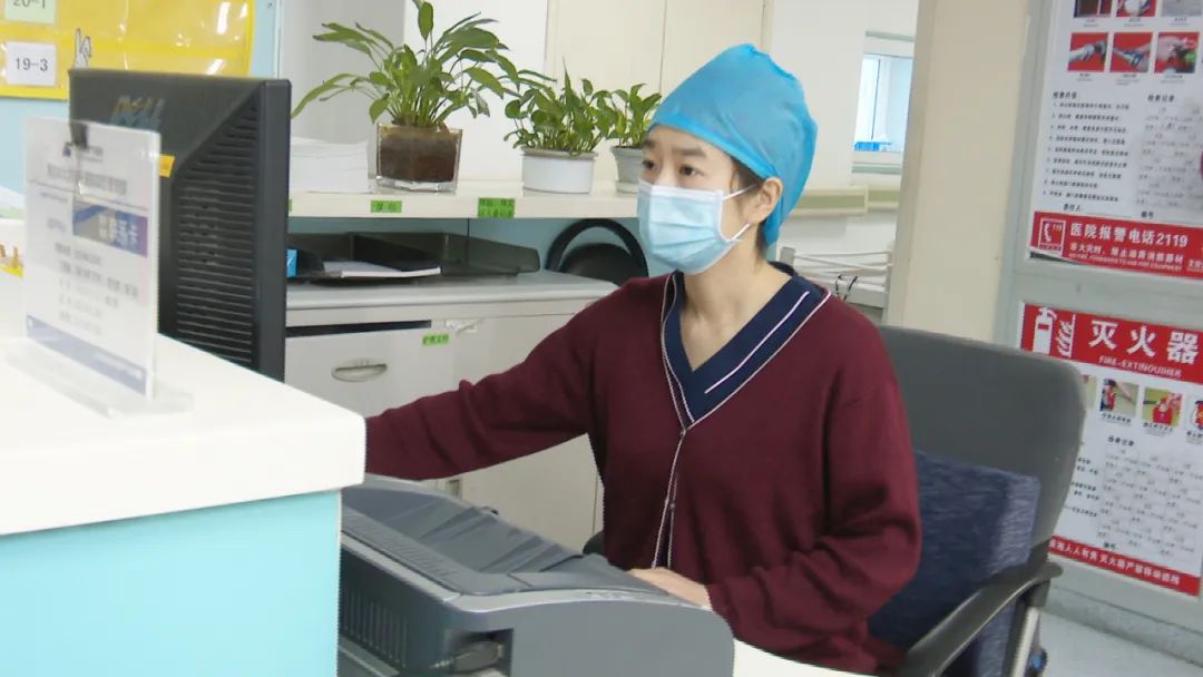 王颖仔细核对医嘱