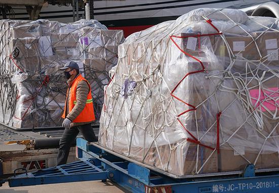　　1月28日，武汉天河国际机场共有3架全货机满载医疗防疫物资抵港，包含医用口罩、医用帽子、乳胶手套、防护服、消毒液等各类防护用品及医疗药品，共计60余吨。   新华社记者 程敏 摄