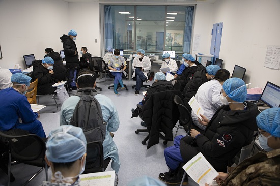 「大决战」武汉大决战：命悬一线女孩争论中被救活 90多危重症到关键时刻