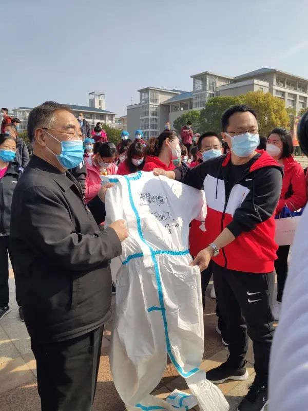 「张伯礼」苦战82天！把胆留在武汉的张伯礼院士今天回家！