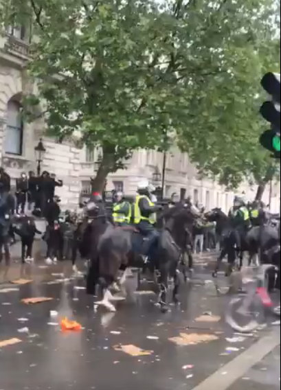 骑警越闹越凶！英国抗议者首相府附近聚集，骑警被攻击，马跑了……