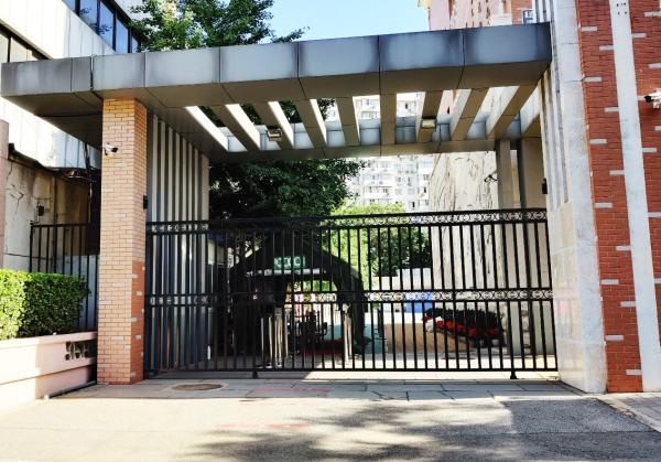 北京北京“非常时期”的疫情防控：逐户敲门排查，学生复课暂停
