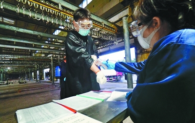 猪肉夜探北京岳各庄鲜肉批发大厅 新鲜猪肉四重消杀后进京