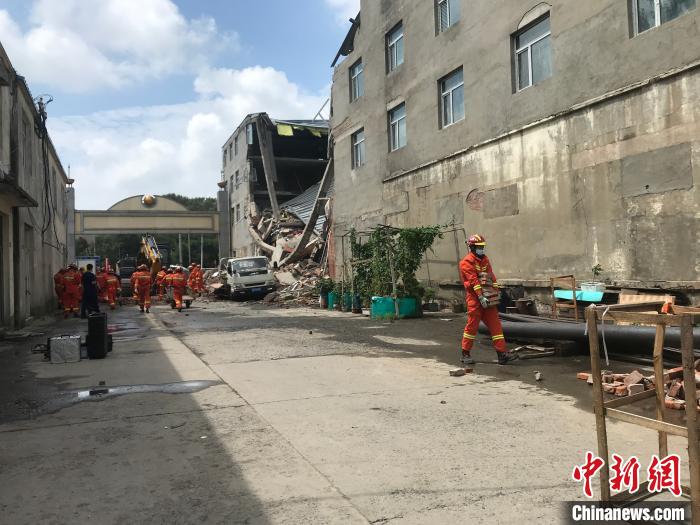 哈尔滨一金属交易市场内建筑坍塌 救援正在进行中
