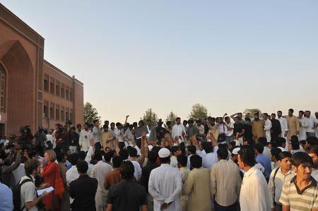Pakistani&nbsp;university&nbsp;students&nbsp;gather&nbsp;and&nbsp;demonstrate&nbsp;after&nbsp;the&nbsp;suicide&nbsp;blast&nbsp;at&nbsp;Islamic&nbsp;International&nbsp;University&nbsp;in&nbsp;Islamabad&nbsp;on&nbsp;Oct.&nbsp;20,&nbsp;2009.&nbsp;Two&nbsp;blasts&nbsp;occurred&nbsp;in&nbsp;a&nbsp;university&nbsp;in&nbsp;Pakistan's&nbsp;capital&nbsp;city&nbsp;of&nbsp;Islamabad&nbsp;Tuesday,&nbsp;leaving&nbsp;at&nbsp;least&nbsp;six&nbsp;people&nbsp;dead&nbsp;and&nbsp;21&nbsp;others&nbsp;injured.(Xinhua&nbsp;Photo)
