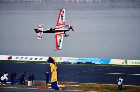 A&nbsp;pilot&nbsp;flies&nbsp;a&nbsp;plane&nbsp;performing&nbsp;low&nbsp;altitude&nbsp;flight&nbsp;during&nbsp;the&nbsp;opening&nbsp;ceremony&nbsp;of&nbsp;The&nbsp;China&nbsp;International&nbsp;Air&nbsp;Sports&nbsp;Fiesta&nbsp;held&nbsp;in&nbsp;Xueye&nbsp;Tourist&nbsp;Area&nbsp;in&nbsp;Laiwu&nbsp;City,&nbsp;east&nbsp;China's&nbsp;Shandong&nbsp;Province,&nbsp;Oct.&nbsp;24,&nbsp;2009.&nbsp;The&nbsp;China&nbsp;International&nbsp;Air&nbsp;Sports&nbsp;Fiesta&nbsp;opened&nbsp;here&nbsp;on&nbsp;Saturday&nbsp;on&nbsp;the&nbsp;opening&nbsp;ceremony&nbsp;of&nbsp;which&nbsp;sports&nbsp;men&nbsp;around&nbsp;the&nbsp;world&nbsp;presented&nbsp;splendid&nbsp;air&nbsp;sports&nbsp;performance.(Xinhua)