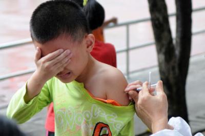 A child receives the A/H1N1 influenza vaccination in Liuzhou, a city in south China's Guangxi Zhuang Autonomous Region, Oct. 28, 2009. A vaccination program against the A/H1N1 virus is kicked off in the province on Wednesday. (Xinhua/Huang Xiaobang)