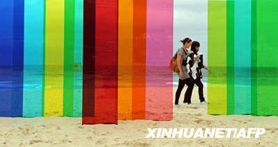 Photo&nbsp;taken&nbsp;on&nbsp;October&nbsp;29th,&nbsp;two&nbsp;visitors&nbsp;passed&nbsp;by&nbsp;a&nbsp;group&nbsp;of&nbsp;sculpture&nbsp;at&nbsp;Sydney&nbsp;beach.The&nbsp;exhibition&nbsp;will&nbsp;last&nbsp;till&nbsp;November.&nbsp;15th,&nbsp;displaying&nbsp;the&nbsp;sculpture&nbsp;of&nbsp;114&nbsp;artists&nbsp;in&nbsp;the&nbsp;world&nbsp;and&nbsp;it&nbsp;will&nbsp;attract&nbsp;more&nbsp;than&nbsp;600,000&nbsp;visitors.