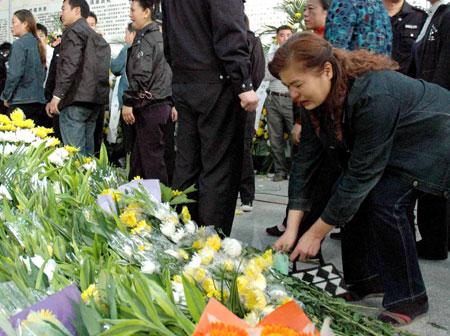A&nbsp;woman&nbsp;lay&nbsp;flowers&nbsp;in&nbsp;the&nbsp;Jingzhou&nbsp;Memorial&nbsp;House&nbsp;to&nbsp;mourn&nbsp;for&nbsp;three&nbsp;college&nbsp;students&nbsp;in&nbsp;Jingzhou,&nbsp;a&nbsp;city&nbsp;of&nbsp;central&nbsp;China's&nbsp;Hubei&nbsp;Province,&nbsp;Oct.&nbsp;28,&nbsp;2009.&nbsp;A&nbsp;grand&nbsp;memorial&nbsp;service&nbsp;was&nbsp;held&nbsp;here&nbsp;Wednesday&nbsp;to&nbsp;honor&nbsp;three&nbsp;college&nbsp;students,&nbsp;Chen&nbsp;Jishi,&nbsp;He&nbsp;Dongxu&nbsp;and&nbsp;Fang&nbsp;Zhao,&nbsp;who&nbsp;died&nbsp;when&nbsp;rescuing&nbsp;two&nbsp;children&nbsp;from&nbsp;the&nbsp;Yangtze&nbsp;River&nbsp;on&nbsp;Oct.&nbsp;24.&nbsp;Thousands&nbsp;of&nbsp;people&nbsp;took&nbsp;part&nbsp;in&nbsp;the&nbsp;funeral&nbsp;to&nbsp;see&nbsp;off&nbsp;the&nbsp;three&nbsp;teenagers,&nbsp;all&nbsp;19-year-old&nbsp;students&nbsp;from&nbsp;the&nbsp;Yangtze&nbsp;University&nbsp;based&nbsp;in&nbsp;Jingzhou&nbsp;City.&nbsp;(Xinhua/Wei&nbsp;Mengjia)