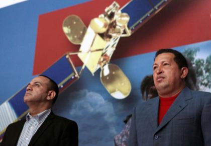Venezuelan&nbsp;President&nbsp;Hugo&nbsp;Chavez&nbsp;(R)&nbsp;attends&nbsp;a&nbsp;ceremony&nbsp;celebrating&nbsp;the&nbsp;first&nbsp;anniversary&nbsp;of&nbsp;Venesat-1&nbsp;satellite's&nbsp;launch&nbsp;in&nbsp;Caracas,&nbsp;capital&nbsp;of&nbsp;Venezuela,&nbsp;on&nbsp;Oct.&nbsp;29,&nbsp;2009.&nbsp;On&nbsp;Jan.&nbsp;10,&nbsp;2009,&nbsp;the&nbsp;Venezuelan&nbsp;government&nbsp;received&nbsp;the&nbsp;operative&nbsp;control&nbsp;of&nbsp;the&nbsp;Venesat-1,&nbsp;its&nbsp;first&nbsp;satellite,&nbsp;which&nbsp;was&nbsp;launched&nbsp;in&nbsp;China&nbsp;on&nbsp;Oct.&nbsp;30,&nbsp;2008.(Xinhua/Yin&nbsp;Nan)