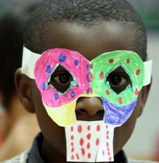 African&nbsp;pupil&nbsp;Toby&nbsp;wears&nbsp;a&nbsp;self-made&nbsp;Halloween&nbsp;mask&nbsp;at&nbsp;Fangcaodi&nbsp;International&nbsp;School&nbsp;in&nbsp;Beijing,&nbsp;Oct.&nbsp;30,&nbsp;2009.&nbsp;Pupils&nbsp;were&nbsp;getting&nbsp;together&nbsp;to&nbsp;celebrate&nbsp;the&nbsp;traditional&nbsp;Western&nbsp;Holiday&nbsp;of&nbsp;Halloween,&nbsp;which&nbsp;falls&nbsp;on&nbsp;Saturday.&nbsp;(Xinhua/Gao&nbsp;Xueyu)
