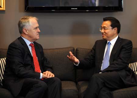 Chinese Vice Premier Li Keqiang (R) talks with Malcolm Turnbull, leader of the Australian opposition Liberal Party, at Brisbane, Australia, Oct. 31, 2009.(Xinhua/Liu Jiansheng)