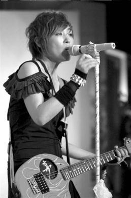 Mainland&nbsp;pop&nbsp;singer&nbsp;Chen&nbsp;Lin&nbsp;is&nbsp;dead&nbsp;after&nbsp;apparently&nbsp;leaping&nbsp;to&nbsp;her&nbsp;death&nbsp;from&nbsp;an&nbsp;apartment&nbsp;building&nbsp;in&nbsp;Beijing,&nbsp;on&nbsp;the&nbsp;same&nbsp;day&nbsp;as&nbsp;her&nbsp;former&nbsp;husband's&nbsp;birthday.&nbsp;(File&nbsp;Photo)