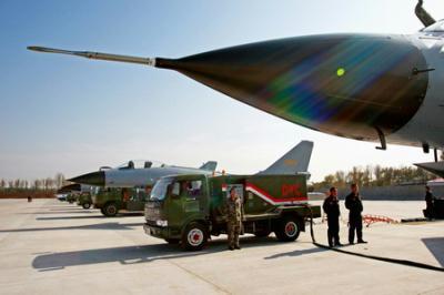 Logistic&nbsp;workers&nbsp;charge&nbsp;a&nbsp;J-10&nbsp;fighter&nbsp;plane&nbsp;of&nbsp;the&nbsp;"August&nbsp;1st&nbsp;Aerobatic&nbsp;Team"&nbsp;at&nbsp;an&nbsp;airport&nbsp;in&nbsp;Beijing,&nbsp;October&nbsp;31,&nbsp;2009.&nbsp;The&nbsp;aerobatic&nbsp;team&nbsp;and&nbsp;a&nbsp;parachute&nbsp;jump&nbsp;team&nbsp;are&nbsp;set&nbsp;to&nbsp;perform&nbsp;for&nbsp;the&nbsp;60th&nbsp;anniversary&nbsp;of&nbsp;the&nbsp;founding&nbsp;of&nbsp;the&nbsp;Chinese&nbsp;Airforce&nbsp;on&nbsp;November&nbsp;11.&nbsp;[Xinhua]