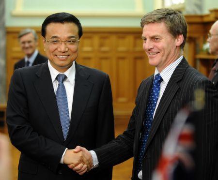 Chinese Vice Premier Li Keqiang (L) shakes hands with Deputy Prime Minister of New Zealand Bill English in Wellington, New Zealand, Nov. 2. 2009.(Xinhua/Liu Jiansheng) 