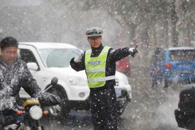 A&nbsp;police&nbsp;directs&nbsp;traffic&nbsp;in&nbsp;falling&nbsp;snow&nbsp;on&nbsp;a&nbsp;street&nbsp;in&nbsp;Yantai,&nbsp;east&nbsp;China's&nbsp;Shandong&nbsp;Province,&nbsp;Nov.&nbsp;2,&nbsp;2009.&nbsp;A&nbsp;cold&nbsp;front&nbsp;hit&nbsp;Yantai&nbsp;on&nbsp;Monday,&nbsp;bringing&nbsp;sharp&nbsp;drop&nbsp;of&nbsp;temperatures&nbsp;and&nbsp;snow&nbsp;in&nbsp;the&nbsp;city.&nbsp;(Xinhua&nbsp;Photo)