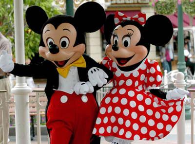 The&nbsp;Mickey&nbsp;Mouse&nbsp;greets&nbsp;tourists&nbsp;with&nbsp;his&nbsp;friend&nbsp;Minnie&nbsp;in&nbsp;Hong&nbsp;Kong&nbsp;Disneyland&nbsp;on&nbsp;May&nbsp;1,&nbsp;2006.&nbsp;[File&nbsp;photo:&nbsp;Xinhua]