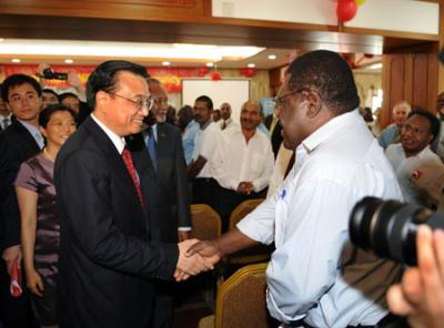 Chinese Vice Premier Li Keqiang (L) shakes hands with a Papua New Guinean worker during a celebration ceremony of the Ramu nickel project by China Metallurgical Group Corp., in Port Moresby, Papua New Guinea, Nov. 4, 2009. Chinese Vice Premier Li Keqiang and Papua New Guinean Deputy Prime Minister Puka Temu attended the celebration ceremony here on Wednesday.(Xinhua/Liu Jiansheng)
