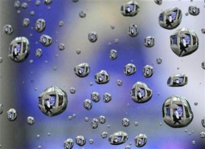 Rain&nbsp;drops&nbsp;on&nbsp;a&nbsp;car&nbsp;window&nbsp;reflects&nbsp;a&nbsp;man&nbsp;walking&nbsp;past&nbsp;a&nbsp;stock&nbsp;index&nbsp;board&nbsp;in&nbsp;Tokyo&nbsp;August&nbsp;10,&nbsp;2009.[Agencies]