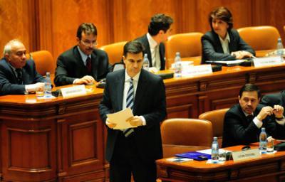 Romanian&nbsp;Prime&nbsp;Minister&nbsp;designate&nbsp;Lucian&nbsp;Croitoru&nbsp;prepares&nbsp;for&nbsp;his&nbsp;speech&nbsp;during&nbsp;the&nbsp;parliament&nbsp;session&nbsp;to&nbsp;validate&nbsp;on&nbsp;the&nbsp;proposed&nbsp;government,&nbsp;in&nbsp;Bucharest,&nbsp;Romania,&nbsp;Nov.&nbsp;4,&nbsp;2009.&nbsp;The&nbsp;Romanian&nbsp;parliament&nbsp;Wednesday&nbsp;rejected&nbsp;Prime&nbsp;Minister-designate&nbsp;Lucian&nbsp;Croitoru&nbsp;and&nbsp;his&nbsp;proposed&nbsp;cabinet,&nbsp;plunging&nbsp;the&nbsp;eastern&nbsp;European&nbsp;nation&nbsp;deeper&nbsp;into&nbsp;political&nbsp;instability.(Xinhua/AFP&nbsp;Photo)