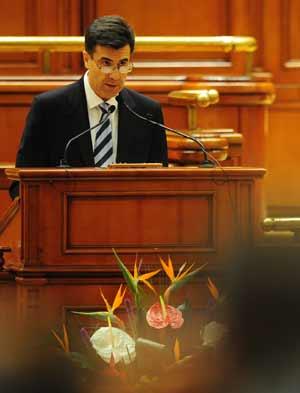 Romanian&nbsp;Prime&nbsp;Minister&nbsp;designate&nbsp;Lucian&nbsp;Croitoru&nbsp;delivers&nbsp;a&nbsp;speech&nbsp;during&nbsp;the&nbsp;parliament&nbsp;session&nbsp;to&nbsp;validate&nbsp;on&nbsp;the&nbsp;&nbsp;proposed&nbsp;government,&nbsp;in&nbsp;Bucharest,&nbsp;Romania,&nbsp;Wednesday,&nbsp;Nov.&nbsp;4,&nbsp;2009.(Xinhua/AFP&nbsp;Photo)