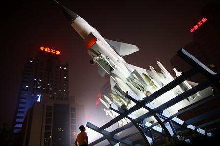 A&nbsp;man&nbsp;looks&nbsp;up&nbsp;at&nbsp;a&nbsp;J-10&nbsp;fi&nbsp;ghter&nbsp;jet&nbsp;outside&nbsp;the&nbsp;AVIC&nbsp;offi&nbsp;ce&nbsp;complex&nbsp;in&nbsp;Beijing.&nbsp;[China&nbsp;Daily]