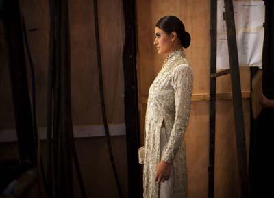 A&nbsp;model&nbsp;wearing&nbsp;a&nbsp;creation&nbsp;by&nbsp;Pakistani&nbsp;designer&nbsp;Aeisha&nbsp;Varsey&nbsp;is&nbsp;photographed&nbsp;backstage&nbsp;before&nbsp;taking&nbsp;the&nbsp;catwalk&nbsp;during&nbsp;Pakistan&nbsp;Fashion&nbsp;Week&nbsp;in&nbsp;Karachi&nbsp;on&nbsp;November&nbsp;4,&nbsp;2009.&nbsp;The&nbsp;four&nbsp;day&nbsp;long&nbsp;event,&nbsp;which&nbsp;was&nbsp;rescheduled&nbsp;twice&nbsp;due&nbsp;to&nbsp;security&nbsp;concerns,&nbsp;features&nbsp;over&nbsp;30&nbsp;Pakistani&nbsp;designers,&nbsp;organizers&nbsp;said.(Xinhua/Reuters&nbsp;Photo)