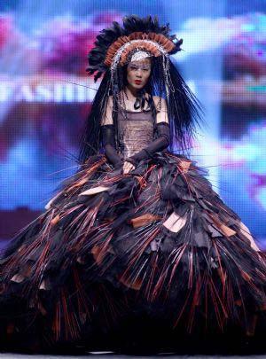 Model&nbsp;Wang&nbsp;Min&nbsp;displays&nbsp;the&nbsp;creation&nbsp;of&nbsp;Chinese&nbsp;designer&nbsp;Qi&nbsp;Gang&nbsp;during&nbsp;the&nbsp;ongoing&nbsp;China&nbsp;Fashion&nbsp;Week&nbsp;in&nbsp;Beijing,&nbsp;capital&nbsp;of&nbsp;China,&nbsp;Nov.&nbsp;5,&nbsp;2009.&nbsp;(Xinhua/Chen&nbsp;Jianli)