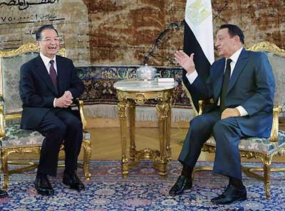 Chinese Premier Wen Jiabao (L) talks with Egyptian President Hosni Mubarak at the Presidential Palace in Cairo, Egypt, Nov. 7, 2009. (Xinhua/Li Tao)