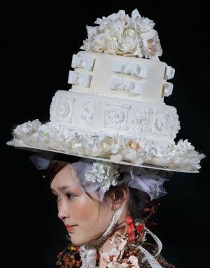 A&nbsp;model&nbsp;displays&nbsp;a&nbsp;creation&nbsp;by&nbsp;pastry&nbsp;chef&nbsp;Masato&nbsp;Motohashi&nbsp;during&nbsp;the&nbsp;Tokyo&nbsp;Sweets&nbsp;Collection&nbsp;2009&nbsp;in&nbsp;Tokyo,&nbsp;Japan,&nbsp;Sunday,&nbsp;Nov.&nbsp;8,&nbsp;2009.(Xinhua/AFP&nbsp;Photo)