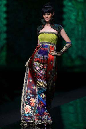 A&nbsp;model&nbsp;displays&nbsp;the&nbsp;creation&nbsp;of&nbsp;Chinese&nbsp;designer&nbsp;Deng&nbsp;Hao&nbsp;during&nbsp;the&nbsp;China&nbsp;Fashion&nbsp;Week&nbsp;in&nbsp;Beijing,&nbsp;capital&nbsp;of&nbsp;China,&nbsp;Nov.&nbsp;8,&nbsp;2009.&nbsp;(Xinhua/Li&nbsp;Mingfang)