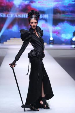 A&nbsp;model&nbsp;presents&nbsp;a&nbsp;creation&nbsp;by&nbsp;designer&nbsp;Qi&nbsp;Gang&nbsp;during&nbsp;the&nbsp;SECFASHION&nbsp;Fashion&nbsp;Show&nbsp;S/S&nbsp;2010&nbsp;at&nbsp;China&nbsp;Fashion&nbsp;Week&nbsp;in&nbsp;Beijing&nbsp;November&nbsp;5,&nbsp;2009.[China&nbsp;Daily/Agencies]