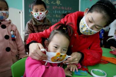 &nbsp;teacher&nbsp;helps&nbsp;students&nbsp;to&nbsp;wear&nbsp;face&nbsp;masks&nbsp;for&nbsp;protection&nbsp;against&nbsp;the&nbsp;H1N1&nbsp;flu&nbsp;virus&nbsp;at&nbsp;a&nbsp;school&nbsp;in&nbsp;Huaibei,&nbsp;east&nbsp;China's&nbsp;Anhui&nbsp;province,&nbsp;November&nbsp;11,&nbsp;2009.[Xinhua]