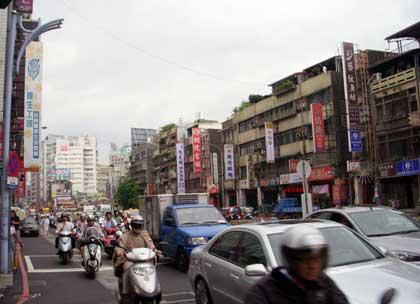 People&nbsp;in&nbsp;Taipei&nbsp;hurrying&nbsp;to&nbsp;their&nbsp;destinations&nbsp;in&nbsp;day.&nbsp;[Photo:&nbsp;CRIENGLISH.com]