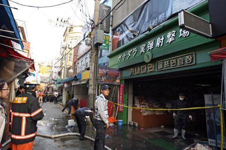 A&nbsp;total&nbsp;of&nbsp;10&nbsp;people,&nbsp;including&nbsp;eight&nbsp;Japanese&nbsp;tourists,&nbsp;were&nbsp;killed,&nbsp;and&nbsp;six&nbsp;others&nbsp;were&nbsp;injured&nbsp;in&nbsp;a&nbsp;fire&nbsp;at&nbsp;an&nbsp;indoor&nbsp;shooting&nbsp;range&nbsp;in&nbsp;Busan,&nbsp;a&nbsp;southern&nbsp;port&nbsp;city&nbsp;of&nbsp;South&nbsp;Korea,&nbsp;Nov.&nbsp;14,&nbsp;2009.&nbsp;(Xinhua/AFP&nbsp;photo)
