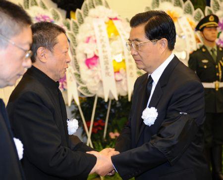 Chinese&nbsp;President&nbsp;Hu&nbsp;Jintao&nbsp;(R)&nbsp;brings&nbsp;his&nbsp;condolences&nbsp;to&nbsp;a&nbsp;relative&nbsp;of&nbsp;the&nbsp;late&nbsp;former&nbsp;Chinese&nbsp;Vice&nbsp;Premier&nbsp;Gu&nbsp;Mu&nbsp;in&nbsp;Beijing,&nbsp;capital&nbsp;of&nbsp;China,&nbsp;Nov.&nbsp;16,&nbsp;2009.&nbsp;(Xinhua/Liu&nbsp;Jiansheng)&nbsp;