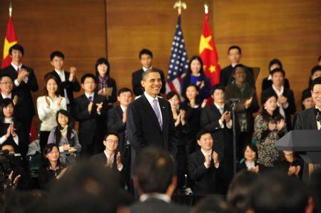 U.S. President Barack Obama(C) arrives at the Shanghai Science and Technology Museum to deliver a speech at a dialogue with Chinese youth during his four-day visit to China, Nov. 16, 2009.(Xinhua/Pei Xin)