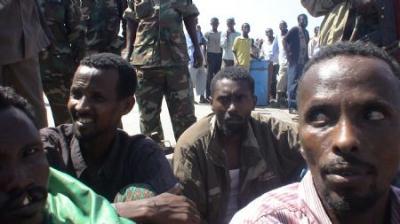Suspected&nbsp;Somali&nbsp;pirates&nbsp;stay&nbsp;at&nbsp;the&nbsp;northeastern&nbsp;Somali&nbsp;port&nbsp;town&nbsp;of&nbsp;Bossaso,&nbsp;Nov.&nbsp;18,&nbsp;2009.&nbsp;The&nbsp;Spanish&nbsp;Navy&nbsp;patroling&nbsp;Somali&nbsp;coast&nbsp;handed&nbsp;over&nbsp;12&nbsp;suspected&nbsp;pirates&nbsp;to&nbsp;the&nbsp;local&nbsp;authorities&nbsp;on&nbsp;Wednesday.&nbsp;(Xinhua&nbsp;Photo)
