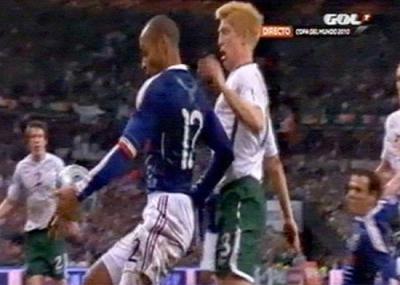A&nbsp;screen&nbsp;grab&nbsp;from&nbsp;the&nbsp;Gol&nbsp;Television&nbsp;station&nbsp;shows&nbsp;French&nbsp;striker&nbsp;Thierry&nbsp;Henry&nbsp;handles&nbsp;the&nbsp;ball&nbsp;in&nbsp;France’s&nbsp;World&nbsp;playoff&nbsp;return&nbsp;leg&nbsp;match&nbsp;against&nbsp;Ireland&nbsp;at&nbsp;the&nbsp;Stade&nbsp;de&nbsp;France&nbsp;stadium&nbsp;in&nbsp;Saint&nbsp;Denis&nbsp;on&nbsp;Wednesday,&nbsp;November&nbsp;18,&nbsp;2009.&nbsp;[Photo:&nbsp;sports.sina.com.cn]