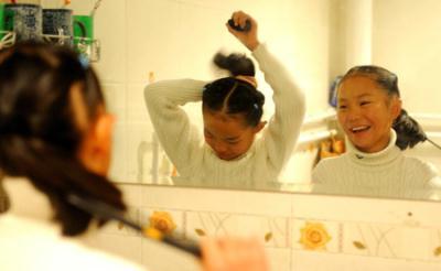 Cebae&nbsp;Zhoema&nbsp;and&nbsp;Namgyal&nbsp;Zhoema,&nbsp;a&nbsp;pair&nbsp;of&nbsp;twin&nbsp;girls&nbsp;of&nbsp;the&nbsp;Tibetan&nbsp;ethnic&nbsp;group&nbsp;who&nbsp;are&nbsp;both&nbsp;pupils&nbsp;of&nbsp;Grade&nbsp;5&nbsp;at&nbsp;the&nbsp;No.1&nbsp;Elementary&nbsp;School&nbsp;of&nbsp;Lhasa,&nbsp;wash&nbsp;after&nbsp;they&nbsp;get&nbsp;up&nbsp;at&nbsp;their&nbsp;home&nbsp;in&nbsp;Lhasa,&nbsp;southwest&nbsp;China's&nbsp;Tibet&nbsp;Autonomous&nbsp;Region,&nbsp;Nov.&nbsp;20,&nbsp;2009.&nbsp;The&nbsp;twins,&nbsp;accompanied&nbsp;by&nbsp;their&nbsp;mother,&nbsp;went&nbsp;to&nbsp;school&nbsp;after&nbsp;they&nbsp;got&nbsp;up&nbsp;and&nbsp;had&nbsp;breakfast&nbsp;as&nbsp;usual,&nbsp;on&nbsp;the&nbsp;Universal&nbsp;Children's&nbsp;Day&nbsp;of&nbsp;Nov.&nbsp;20.&nbsp;The&nbsp;twin&nbsp;sisters&nbsp;were&nbsp;born&nbsp;into&nbsp;a&nbsp;common&nbsp;family&nbsp;in&nbsp;1999&nbsp;in&nbsp;Lhasa.&nbsp;(Xinhua/Gaesang&nbsp;Dawa)