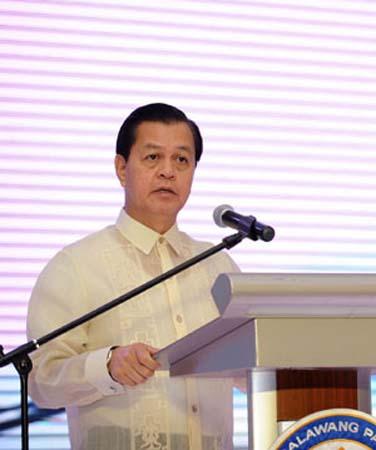 Philippine Vice President Noli del Castro addresses the closing ceremony of the 10th World Chinese Entrepreneurs Convention (WCEC) in Manila, capital of the Philippines, on Nov. 21, 2009. Singapore will host the World Chinese Entrepreneurs Convention (WCEC), the biennial gathering of the Chinese businessmen around the globe, in October 2011.(Xinhua/Chen Duo)