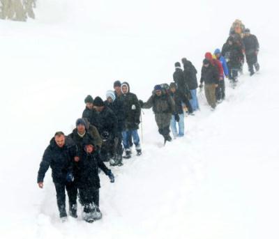 Resecued&nbsp;tourists&nbsp;walk&nbsp;down&nbsp;from&nbsp;Mount&nbsp;Ovit&nbsp;in&nbsp;Rize&nbsp;Province,&nbsp;northeast&nbsp;Turkey,&nbsp;Nov.&nbsp;22,&nbsp;2009.&nbsp;Eighteen&nbsp;people&nbsp;whose&nbsp;bus&nbsp;was&nbsp;stranded&nbsp;for&nbsp;39&nbsp;hours&nbsp;due&nbsp;to&nbsp;avalanche&nbsp;on&nbsp;a&nbsp;road&nbsp;of&nbsp;Mount&nbsp;Ovit&nbsp;were&nbsp;rescued&nbsp;on&nbsp;Sunday.&nbsp;(Xinhua/Anatolia)