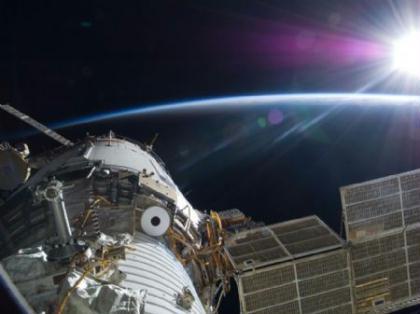 The&nbsp;bright&nbsp;sun&nbsp;greets&nbsp;the&nbsp;International&nbsp;Space&nbsp;Station&nbsp;in&nbsp;this&nbsp;Nov.&nbsp;22&nbsp;image,&nbsp;taken&nbsp;from&nbsp;the&nbsp;Russian&nbsp;section&nbsp;of&nbsp;the&nbsp;orbital&nbsp;outpost&nbsp;and&nbsp;photographed&nbsp;by&nbsp;the&nbsp;STS-129&nbsp;crew.&nbsp;The&nbsp;11-day&nbsp;STS-129&nbsp;mission&nbsp;installed&nbsp;a&nbsp;number&nbsp;of&nbsp;station&nbsp;upgrades&nbsp;and&nbsp;prepared&nbsp;the&nbsp;station&nbsp;for&nbsp;the&nbsp;installation&nbsp;of&nbsp;Node&nbsp;3,&nbsp;which&nbsp;is&nbsp;slated&nbsp;for&nbsp;another&nbsp;mission.&nbsp;(Photo&nbsp;source:&nbsp;NASA)