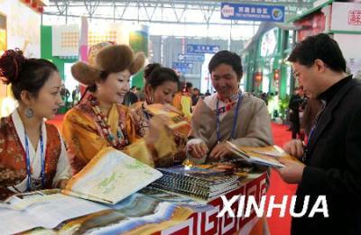A businessman consults staff at the Tibetan booth at the China International Tourism Trade Fair held in Kunming, capital of southwest China's Tibet Autonomous Region, on Nov. 19, 2009. [Xinhua Photo]