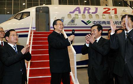 Chinese Premier Wen Jiabao (3rd L) visits Shanghai Aircraft Manufacturing Co., Ltd of Commercial Aircraft Corporation of China Ltd, in Shanghai, east China, Nov. 28, 2009. Wen made an inspection tour in Shanghai and Jiangsu from Nov. 28 to 29.(Xinhua/Rao Aimin)